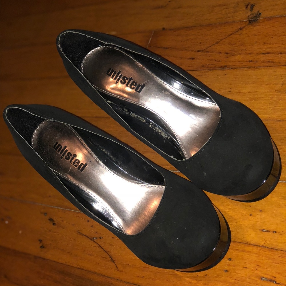 Black Pumps